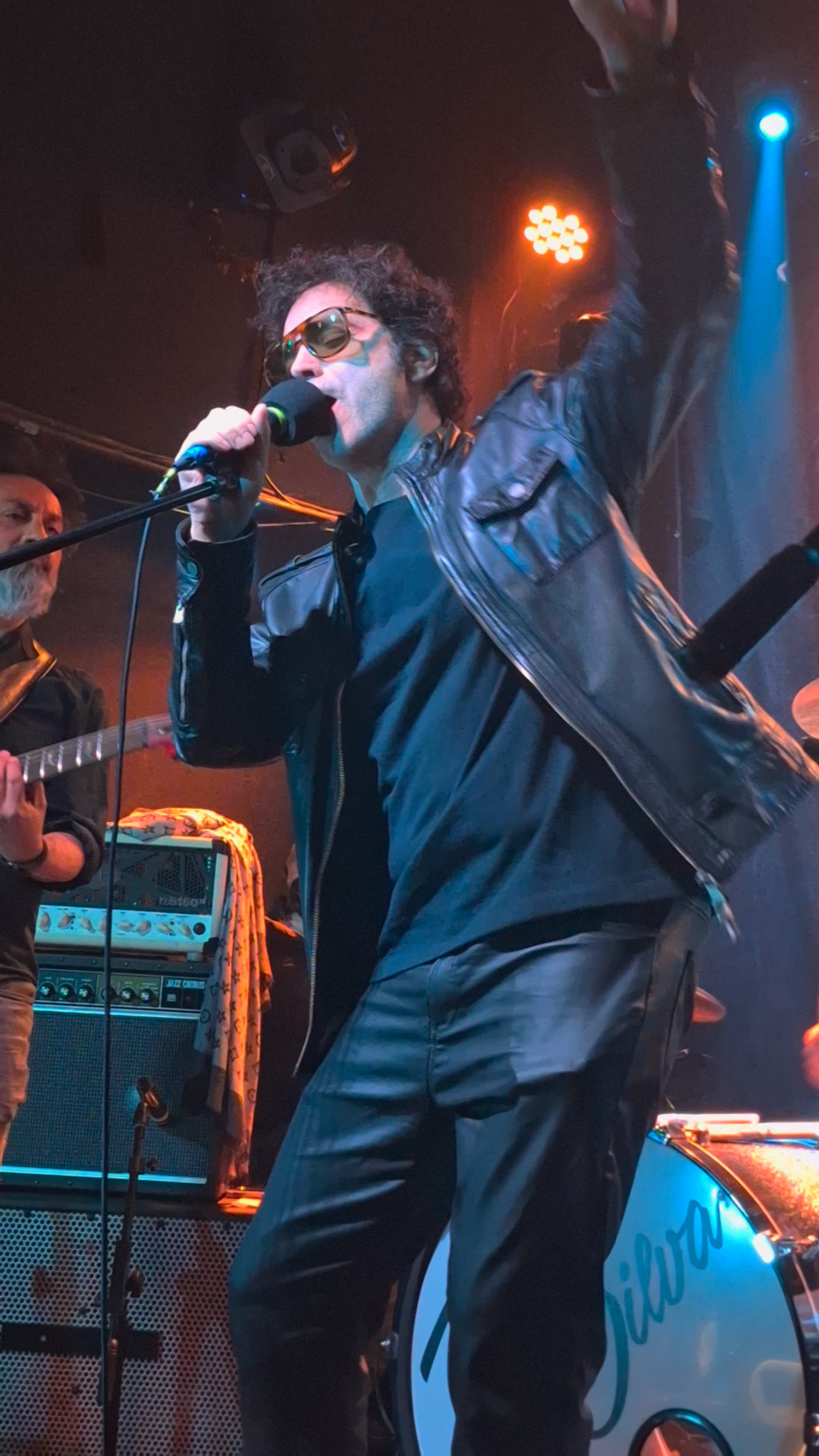 Cris Roberts armando al público